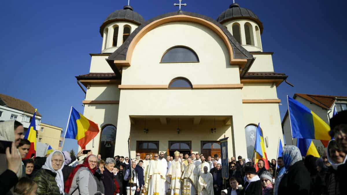 moment emoționant pentru locuitorii din turnișor. sute de credincioși au participat (foto)