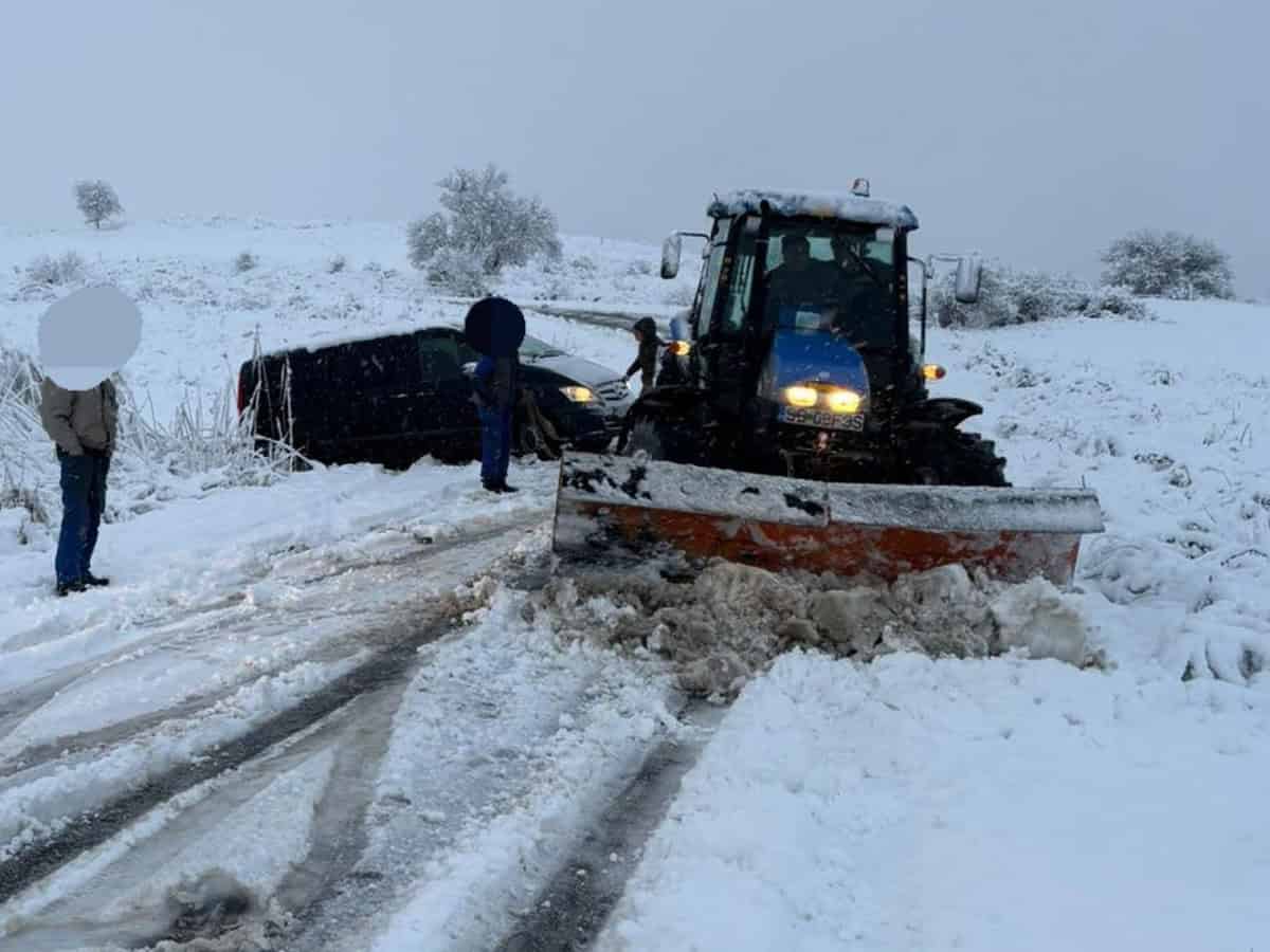 drumuri blocate din cauza copacilor căzuți pe valea avrigului și la mihăileni. mașină ieșită în decor la săsăuși (foto)