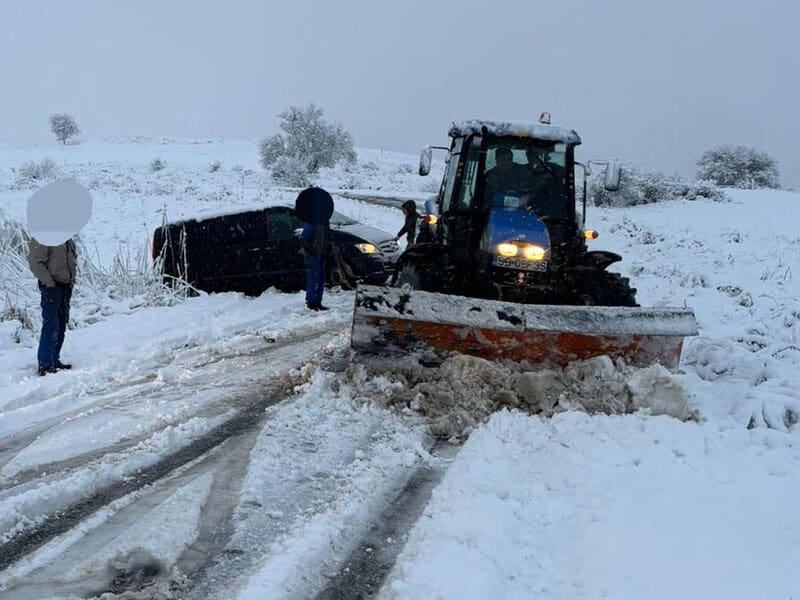 drumuri blocate din cauza copacilor căzuți pe valea avrigului și la mihăileni. mașină ieșită în decor la săsăuși (foto)