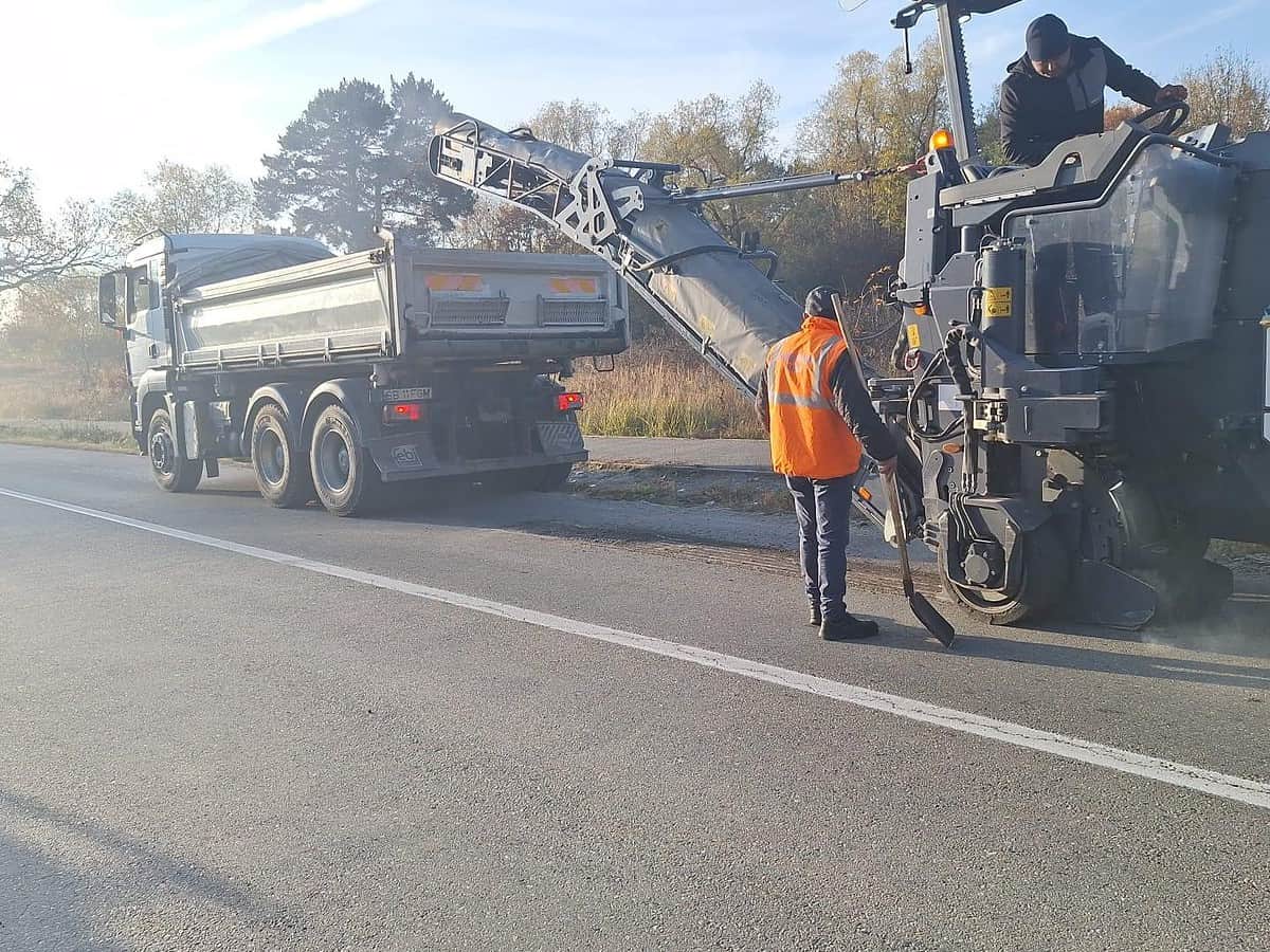 DPS montează indicatoare rutiere la Laslea și Richiș. Se refac marcajele rutiere între Săliște și Jina