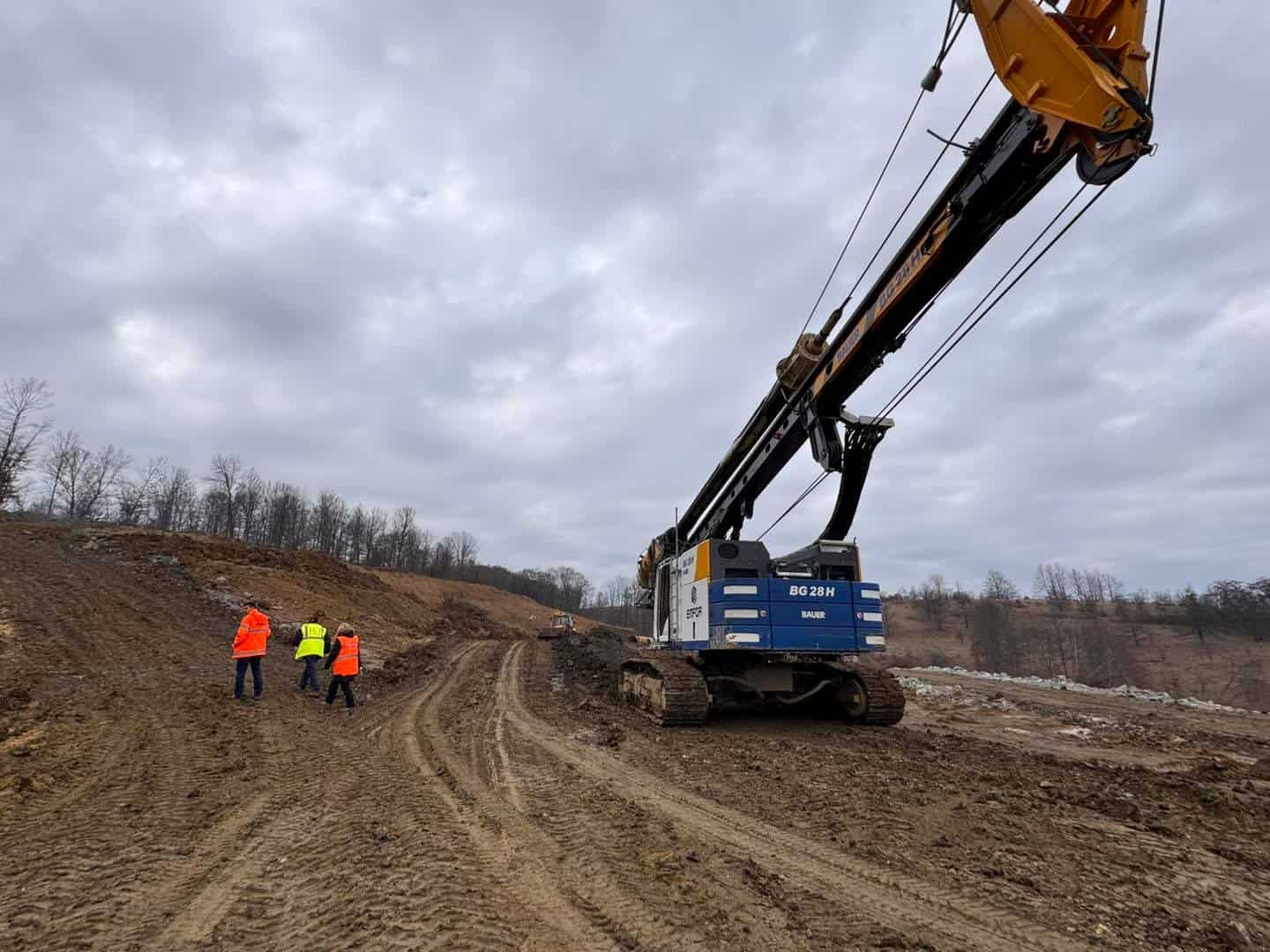 Se lucrează intens pe ciotul de autostradă lipsă între Sibiu și Nădlac. Când încep lucrările de forare la tunel (foto)