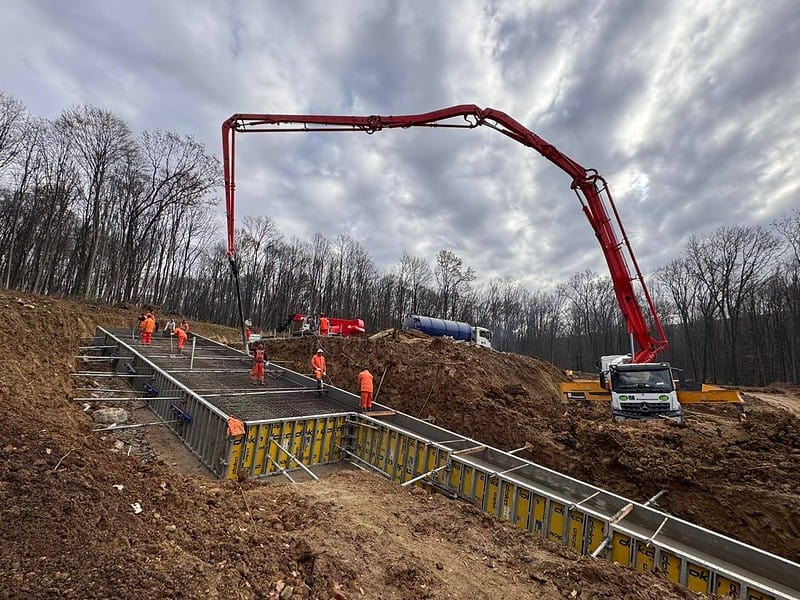 Se lucrează intens pe ciotul de autostradă lipsă între Sibiu și Nădlac. Când încep lucrările de forare la tunel (foto)