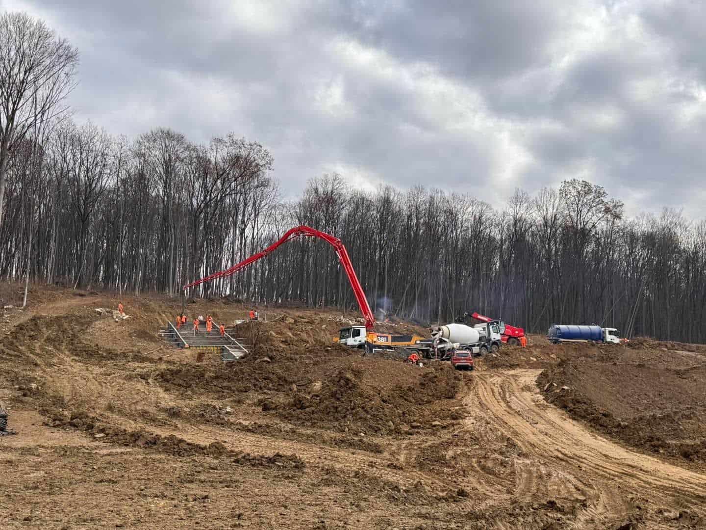 Se lucrează intens pe ciotul de autostradă lipsă între Sibiu și Nădlac. Când încep lucrările de forare la tunel (foto)