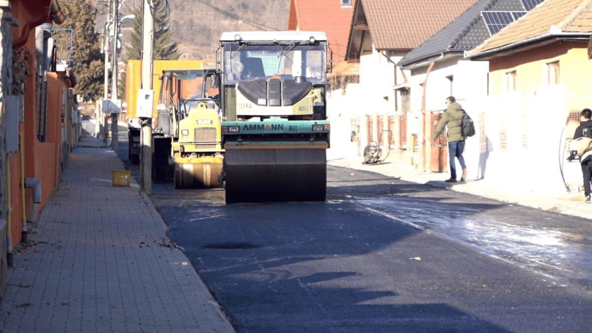 lucrări de asfaltare pe o stradă importantă din municipiul mediaș (video)