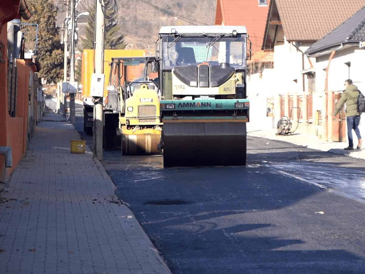 lucrări de asfaltare pe o stradă importantă din municipiul mediaș (video)