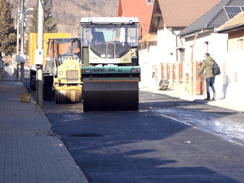 lucrări de asfaltare pe o stradă importantă din municipiul mediaș (video)