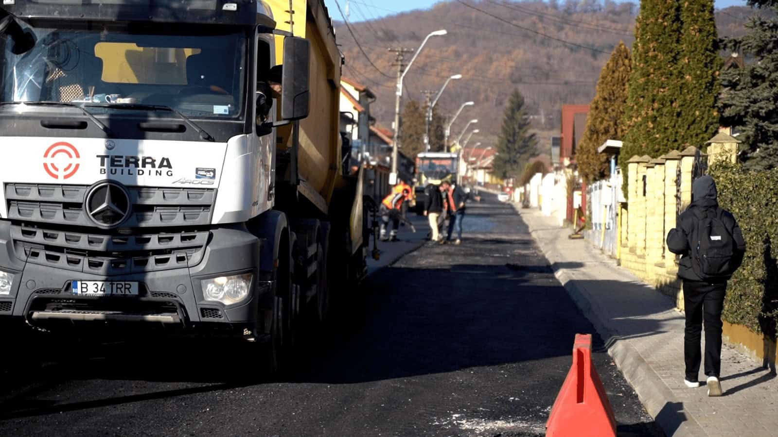 lucrări de asfaltare pe o stradă importantă din municipiul mediaș (video)