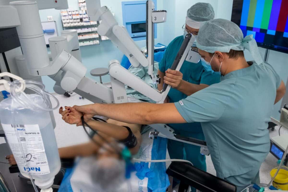 Premieră medicală în România, la Sibiu: Operație robotică cu sistemul daVinci pentru îndepărtarea ambilor sâni (video)