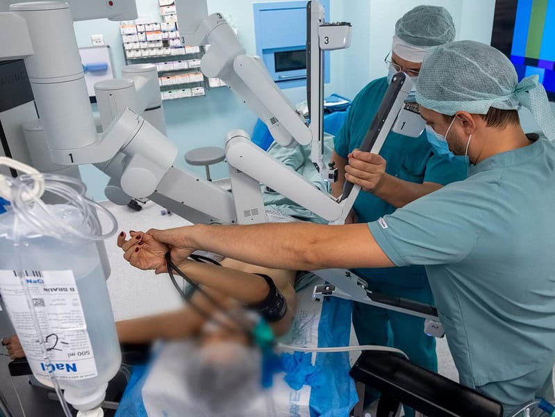 premieră medicală în românia, la sibiu: operație robotică cu sistemul davinci pentru îndepărtarea ambilor sâni (video)