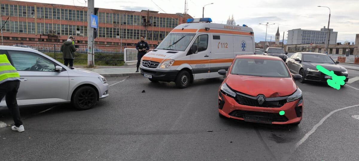 accident provocat de un șofer de 83 ani într-un giratoriu din sibiu