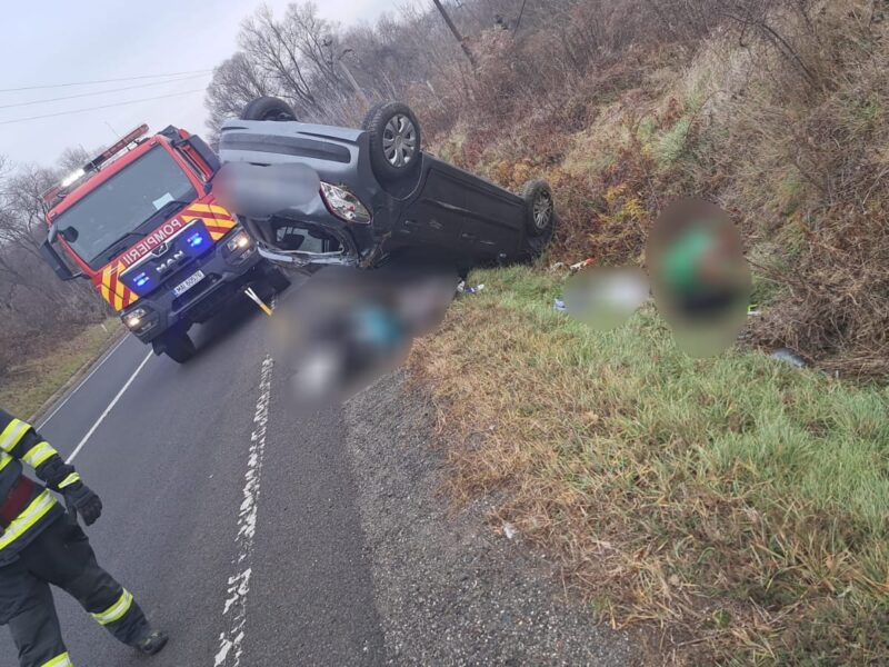 Accident la Hoghilag. O șoferiță s-a răsturnat cu mașina (foto)