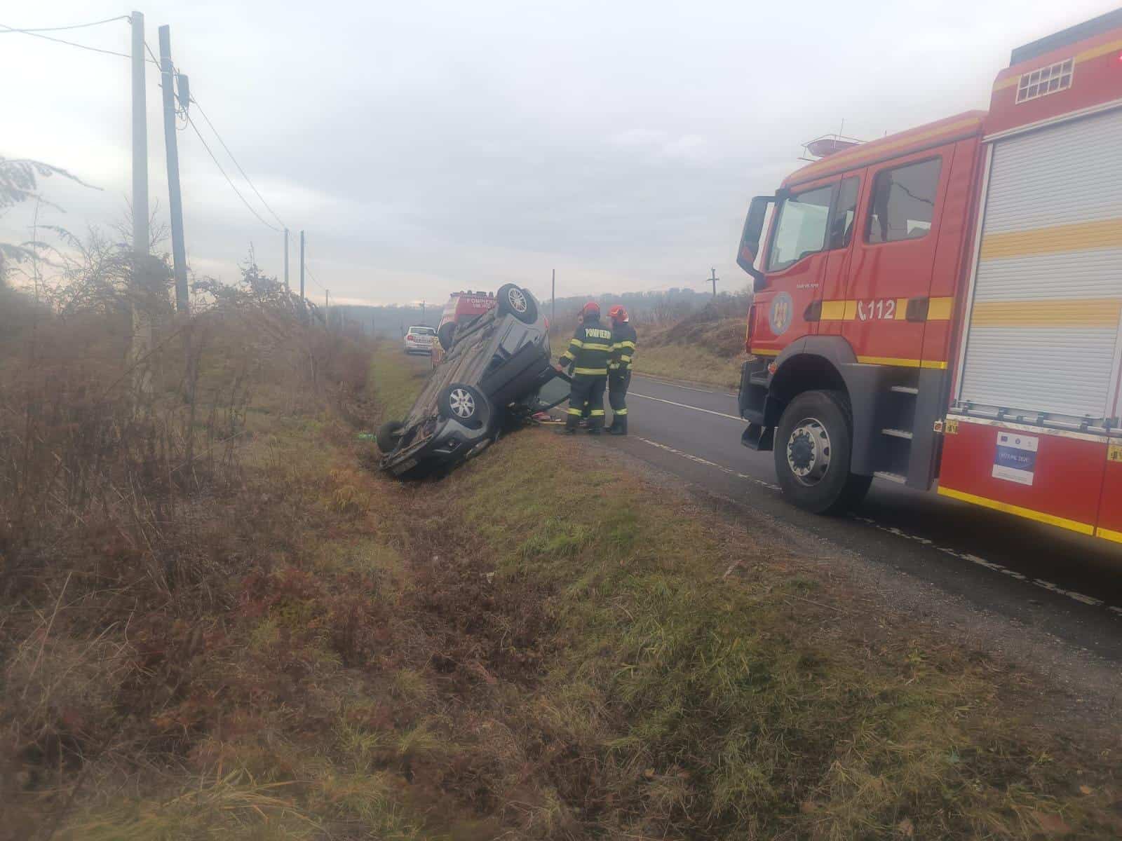 Accident la Hoghilag. O șoferiță s-a răsturnat cu mașina (foto video)