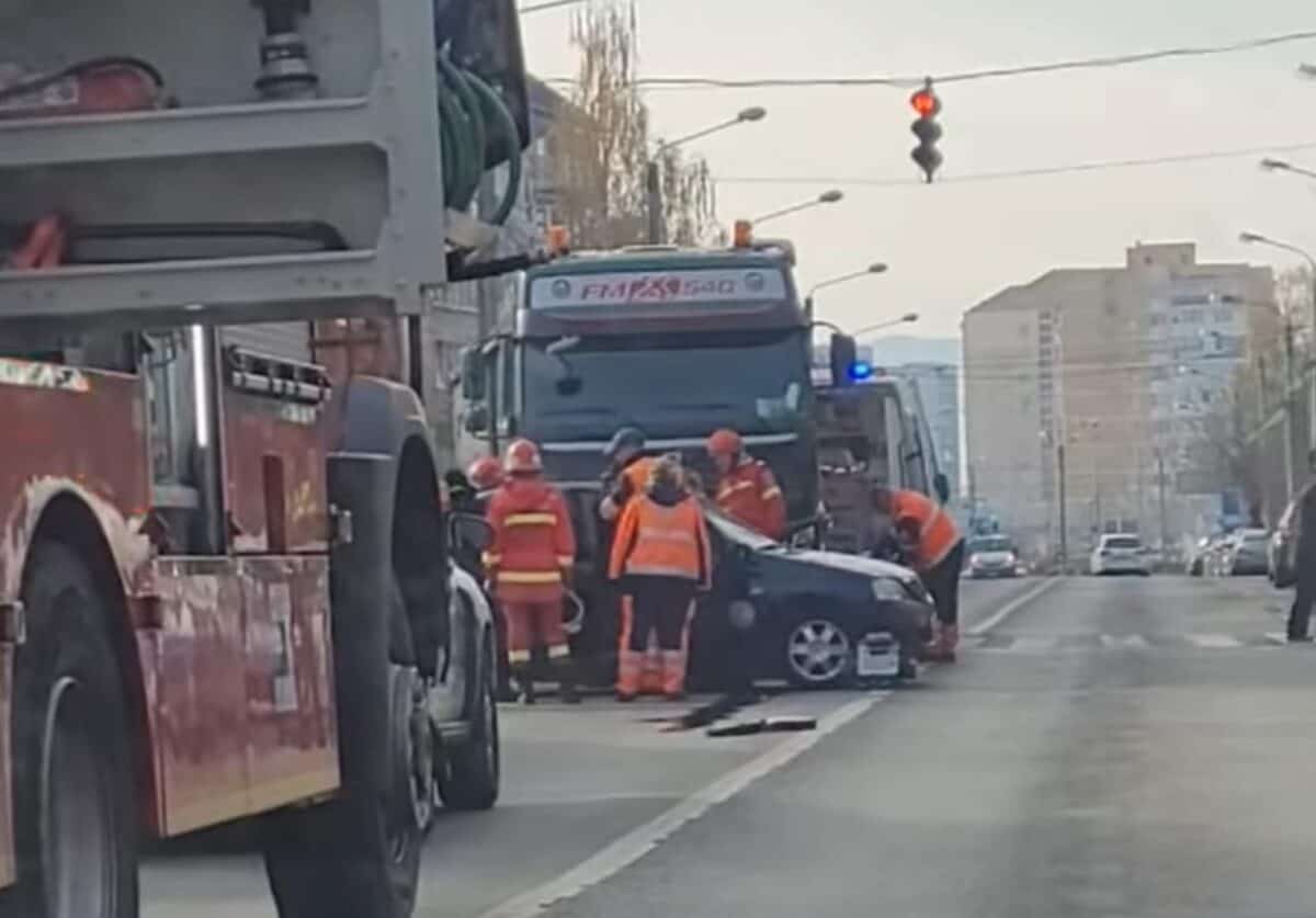 accident pe strada rahovei. o mașină s-a izbit de o basculantă