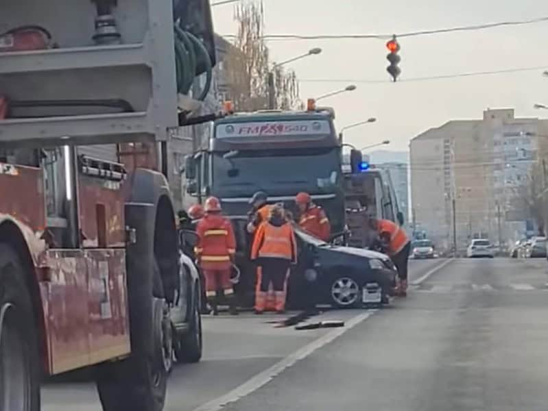 accident pe strada rahovei. o mașină s-a izbit de o basculantă