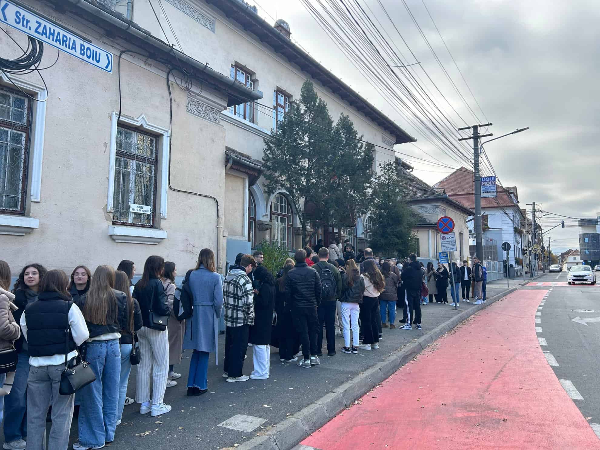 sute de moldoveni la coadă la secția de votare din sibiu. au venit și din alte orașe: “ne pasă de viitorul țării noastre” (foto video)