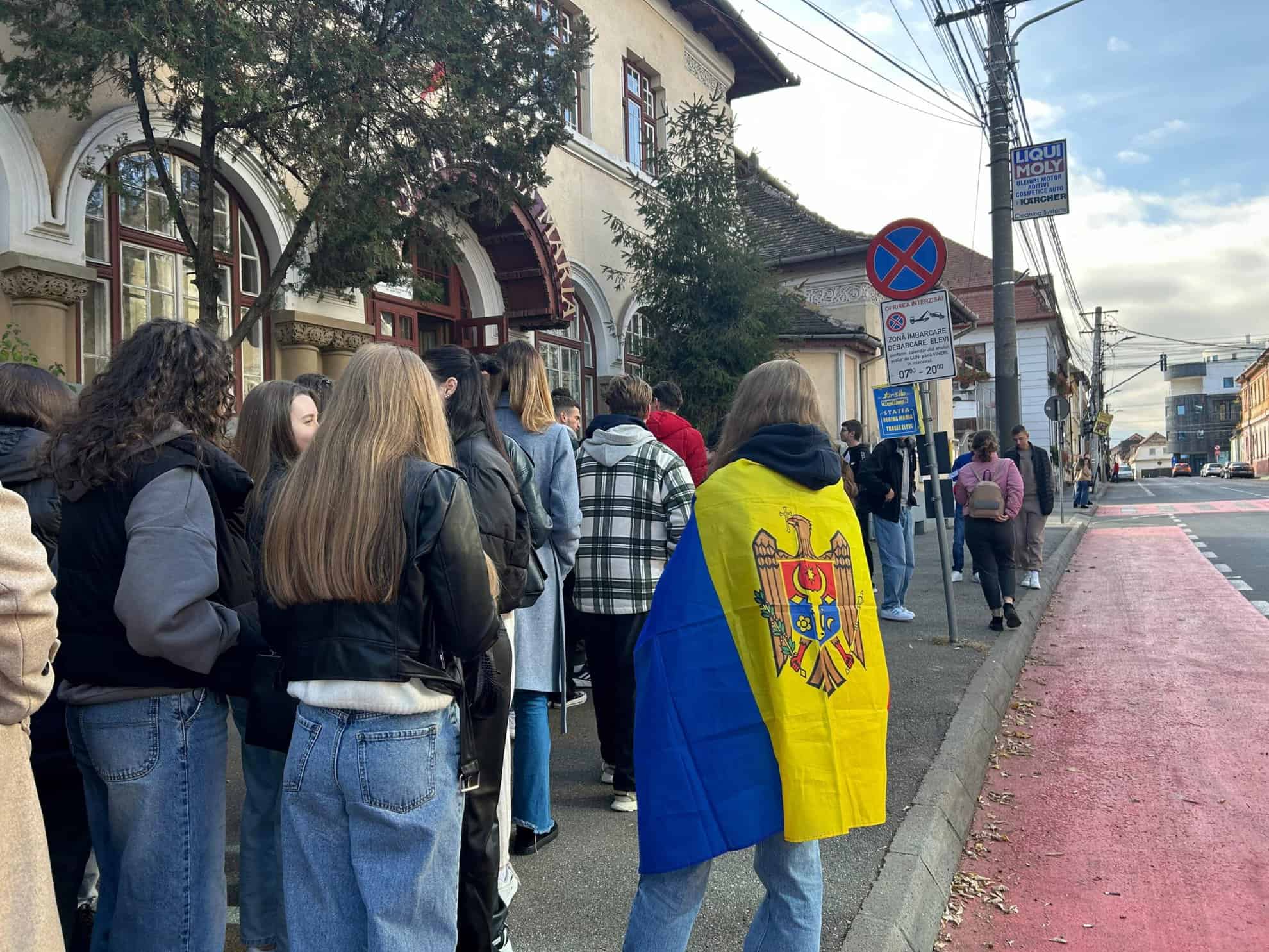 sute de moldoveni la coadă la secția de votare din sibiu. au venit și din alte orașe: “ne pasă de viitorul țării noastre” (foto video)