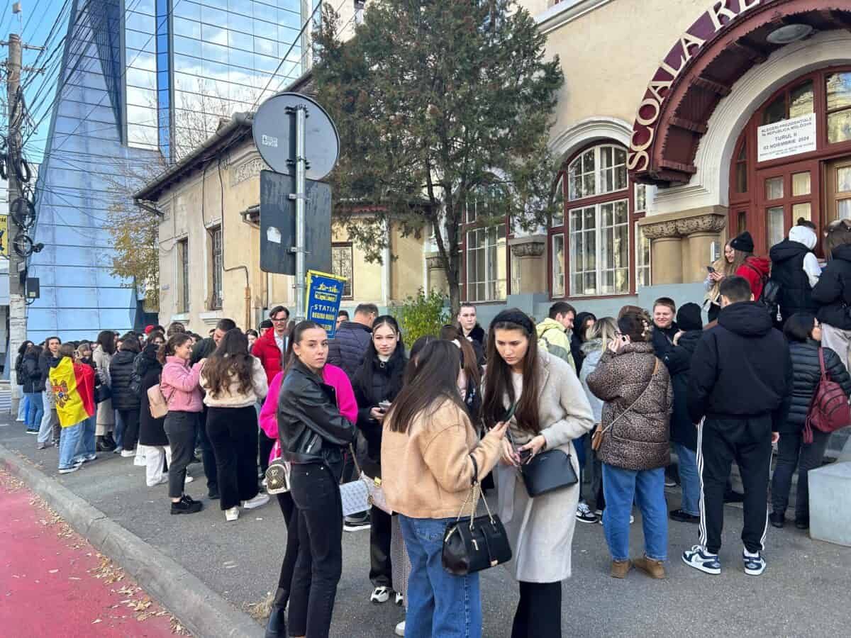 sute de moldoveni la coadă la secția de votare din sibiu. au venit și din alte orașe: “ne pasă de viitorul țării noastre” (foto video)