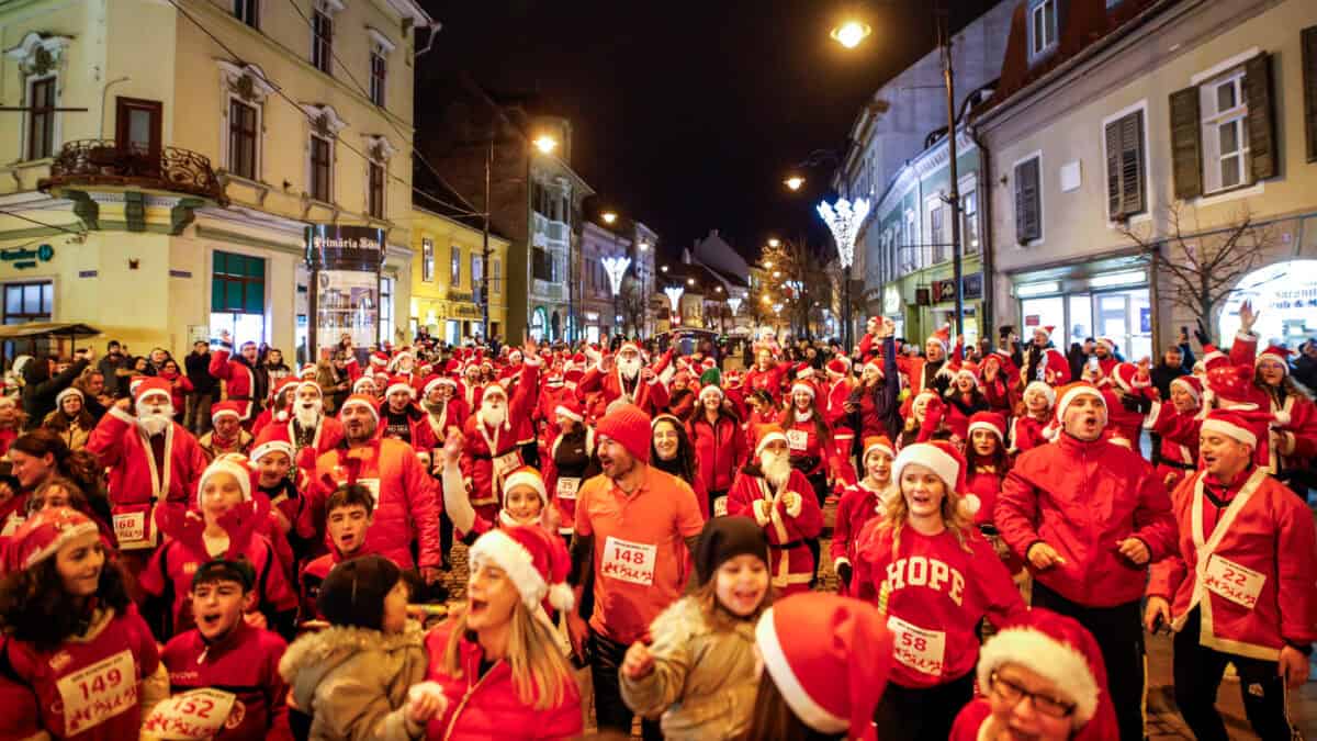 se fac înscrieri pentru cursa moșilor de crăciun prin centrul sibiului. hai la marea moșmondeală