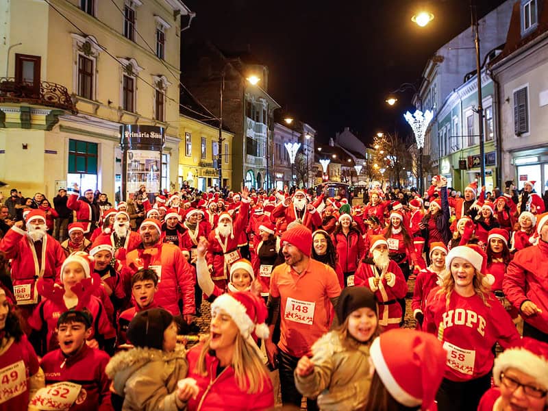 se fac înscrieri pentru cursa moșilor de crăciun prin centrul sibiului. hai la marea moșmondeală