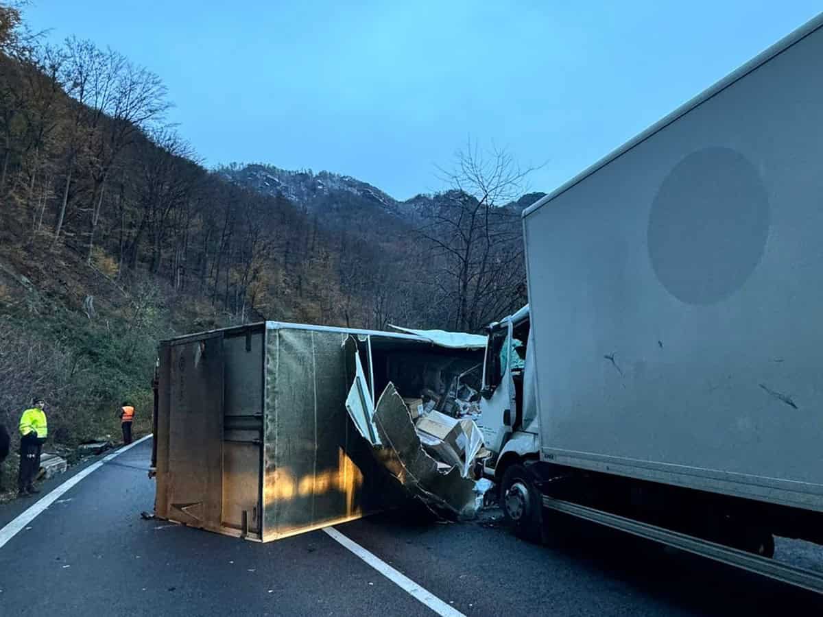 trafic blocat pe dn7 la brezoi în urma unui accident (foto) update