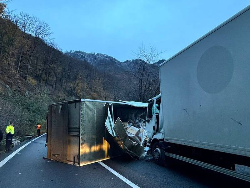 trafic blocat pe dn7 la brezoi în urma unui accident (foto) update