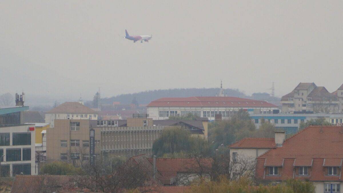 un avion survolează din nou sibiul. face manevre specifice (foto video)