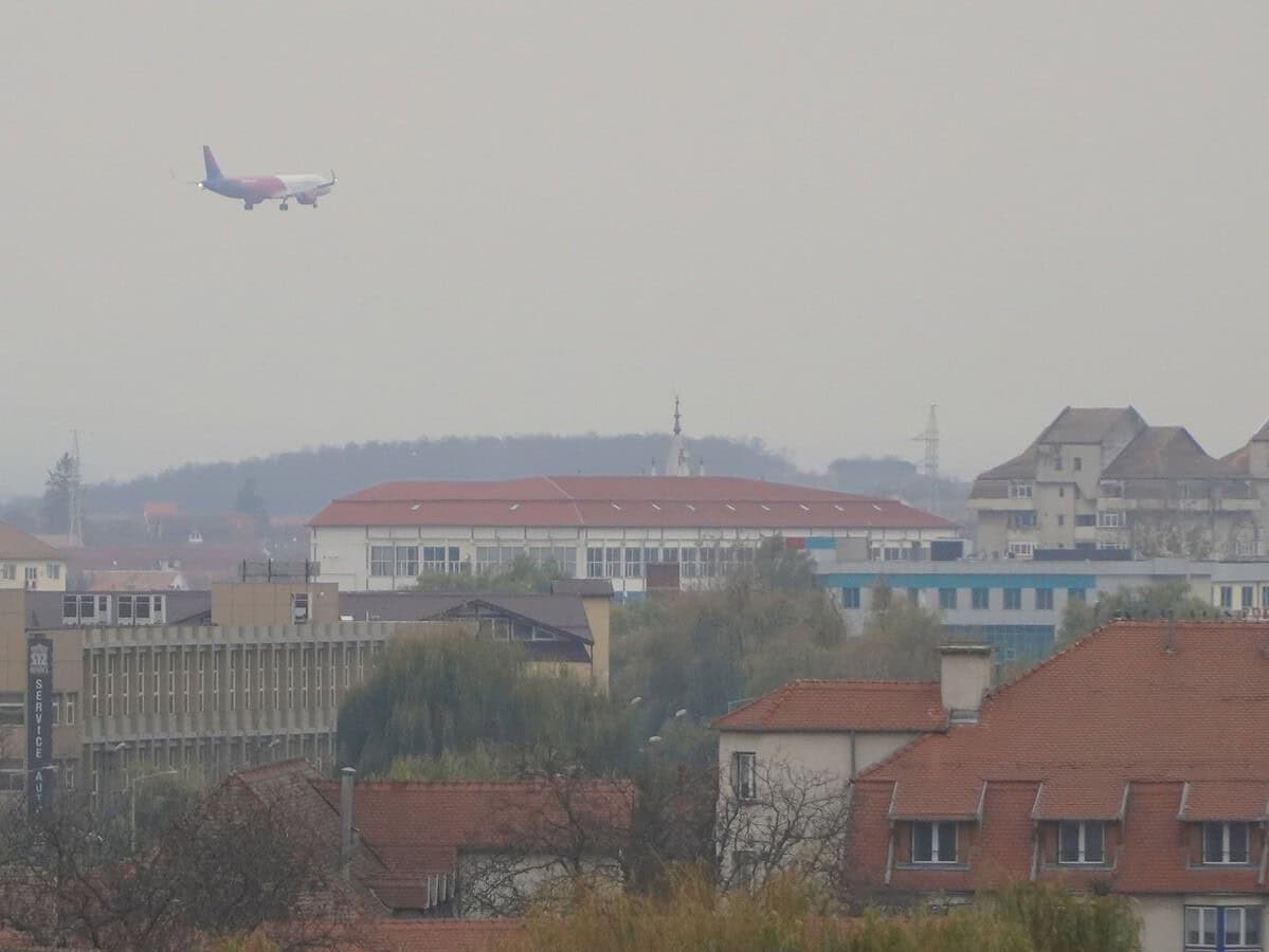 avion care trebuia sa aterizeze la sibiu, deviat la cluj din cauza vântului