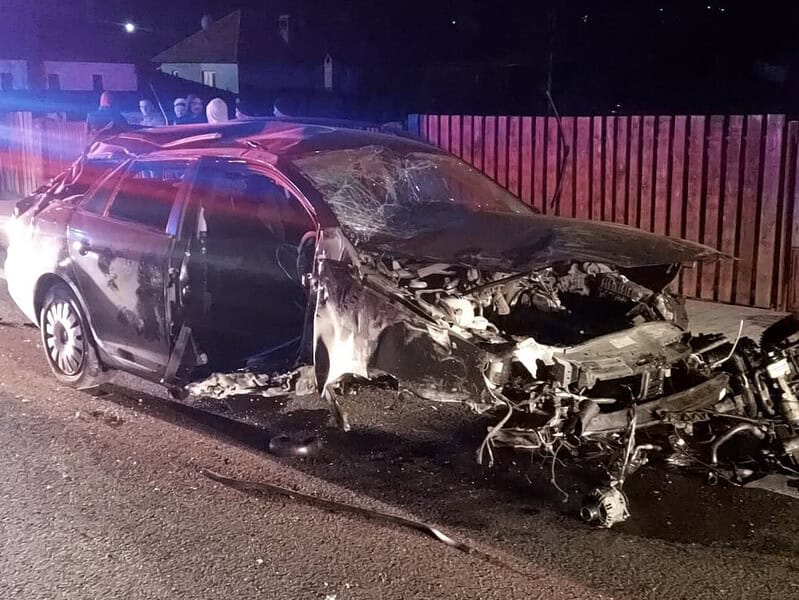 accident grav pe valea oltului. tânăr rănit după ce o mașină a lovit un cap de pod