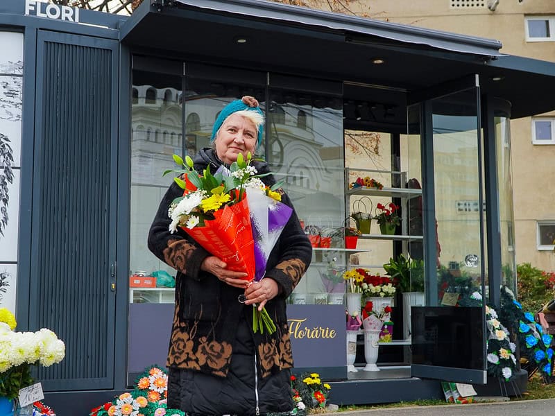 noile chioșcuri pentru flori cumpărate de primăria sibiu, inaugurate. arată bine, iar florăresele sunt încântate (foto video)