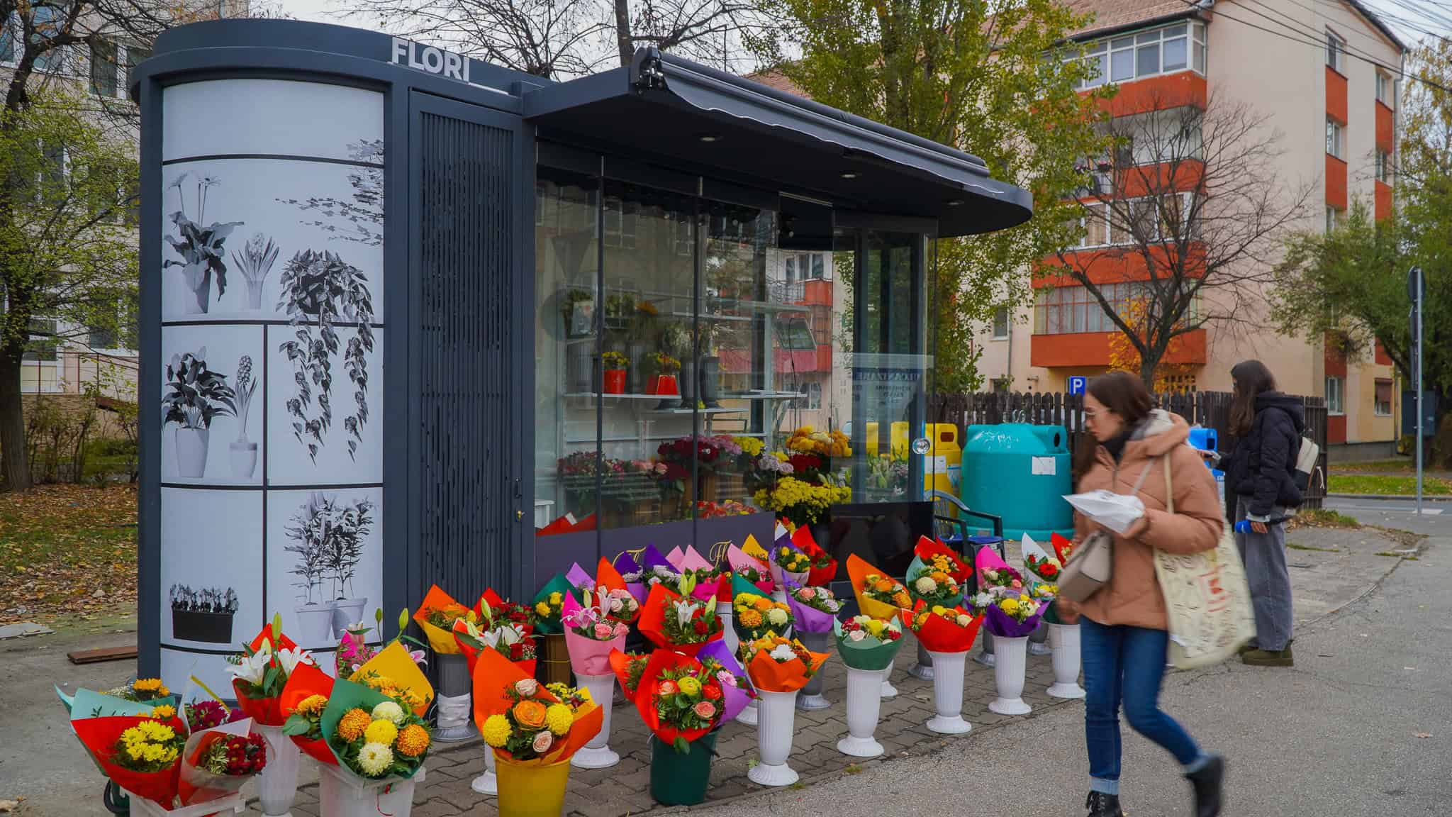 noile chioșcuri pentru flori cumpărate de primăria sibiu, inaugurate. arată bine, iar florăresele sunt încântate (foto video)