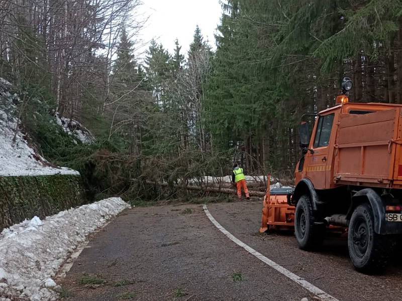 Transfăgărășanul și Bâlea Lac, de evitat. Drum blocat și probleme la telecabină (video)