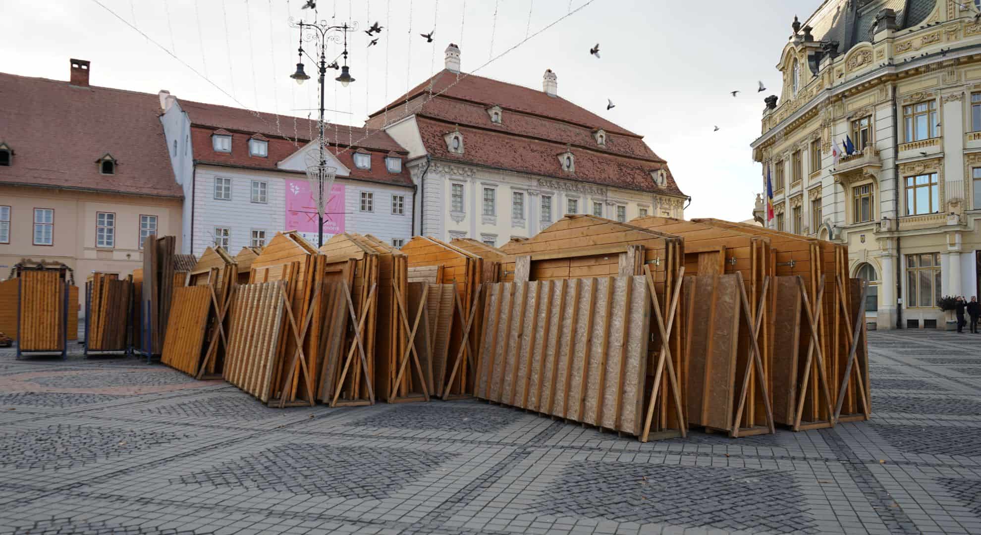 magia sărbătorilor prinde viață la sibiu. bradul din târgul de crăciun este aproape gata (video, foto)