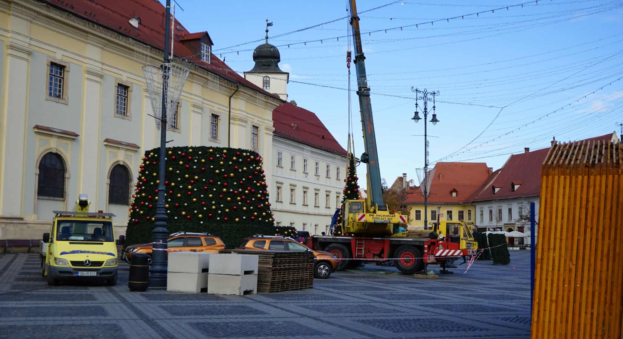 magia sărbătorilor prinde viață la sibiu. bradul din târgul de crăciun este aproape gata (video, foto)