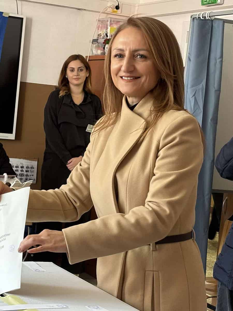 daniela cîmpean a mers la vot cu fiicele ei. președinta cj sibiu: „îi îndemn pe sibieni să voteze rațional” (video)