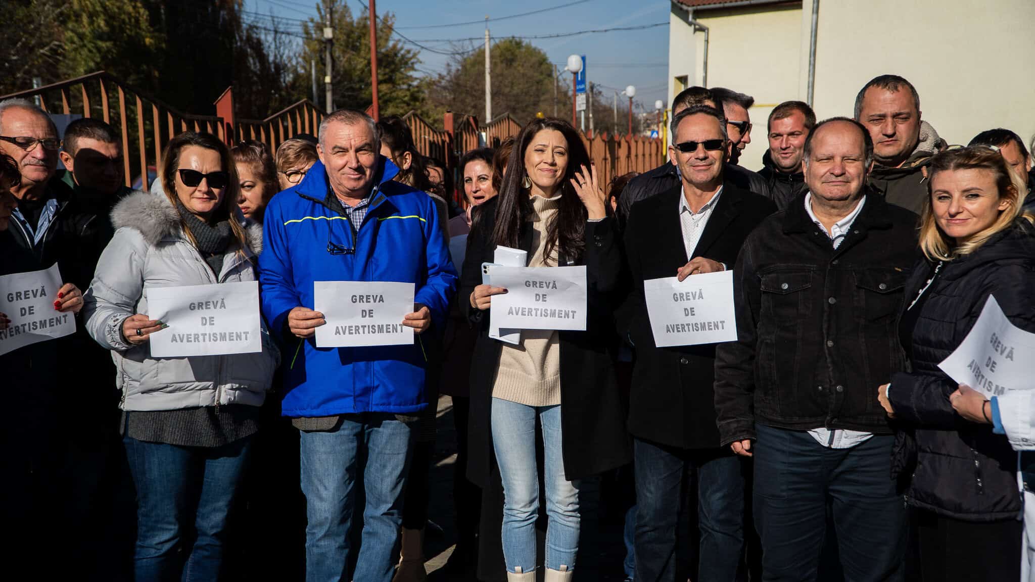 zeci de angajații ai dsvsa sibiu protestează vineri. „vrem asimilare cu apia și afir” (foto, video)