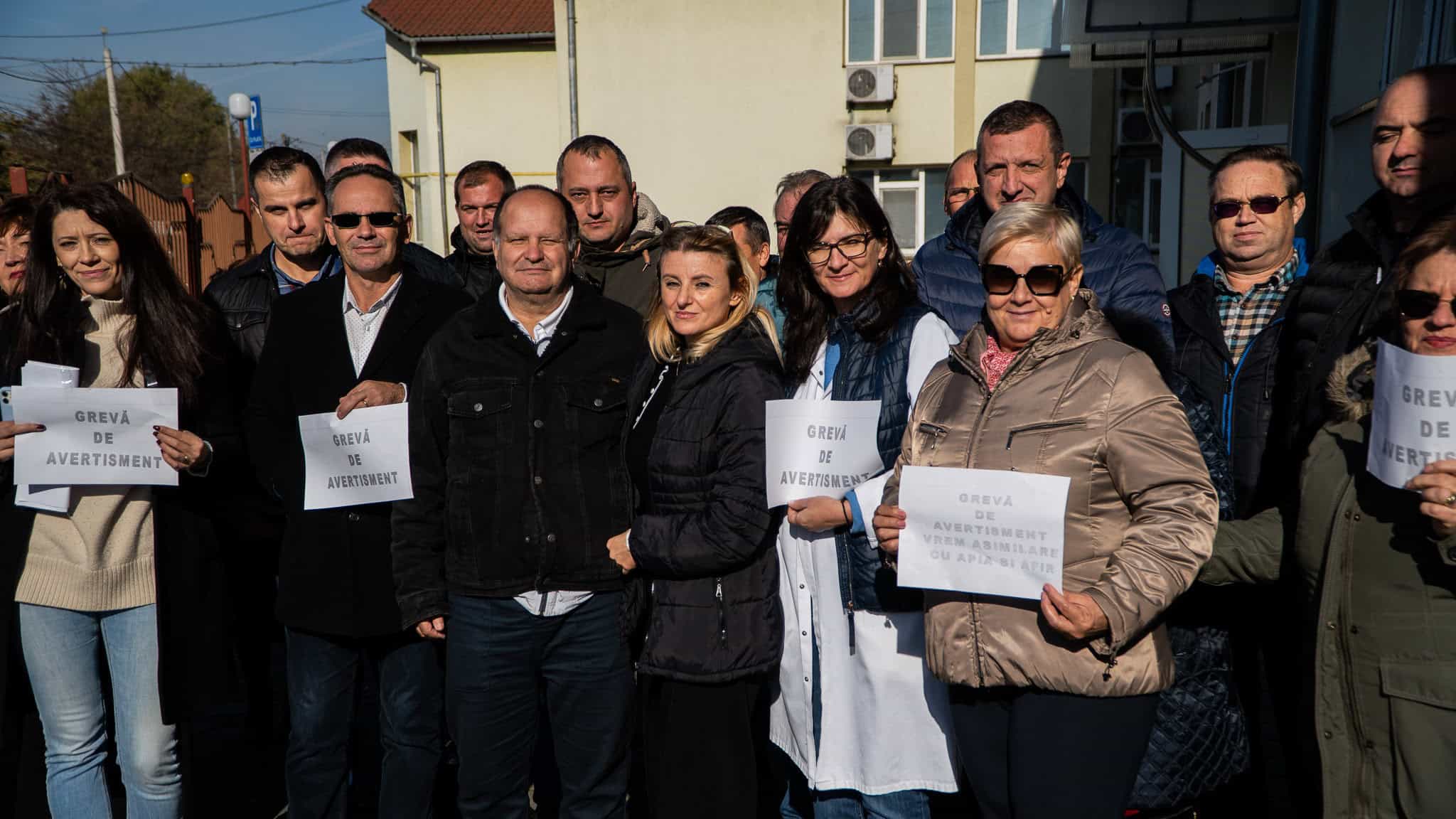 zeci de angajații ai dsvsa sibiu protestează vineri. „vrem asimilare cu apia și afir” (foto, video)