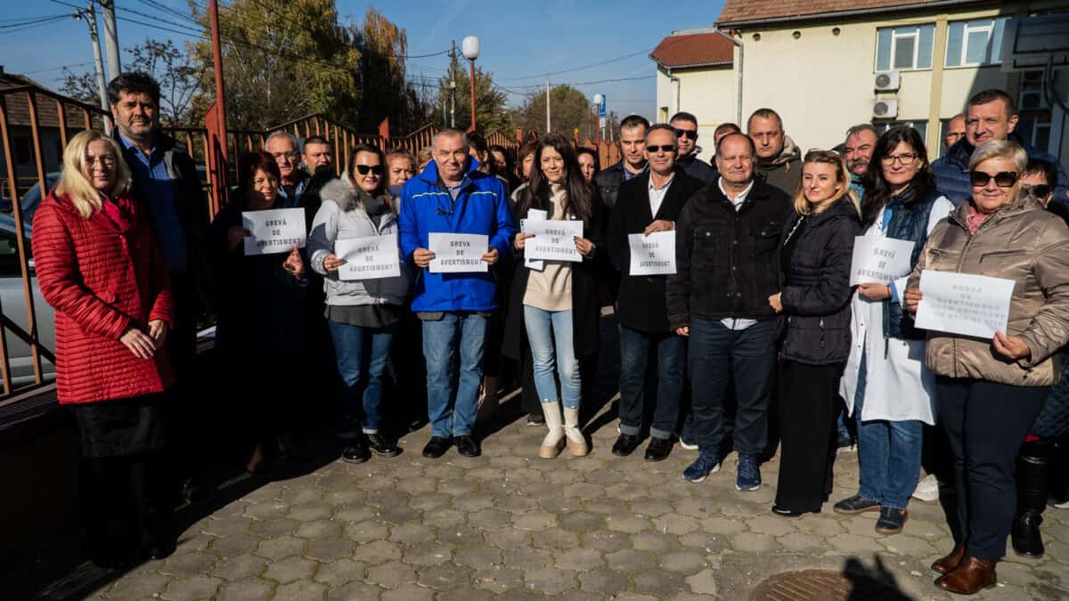 zeci de angajații ai dsvsa sibiu protestează vineri. „vrem asimilare cu apia și afir” (foto, video)