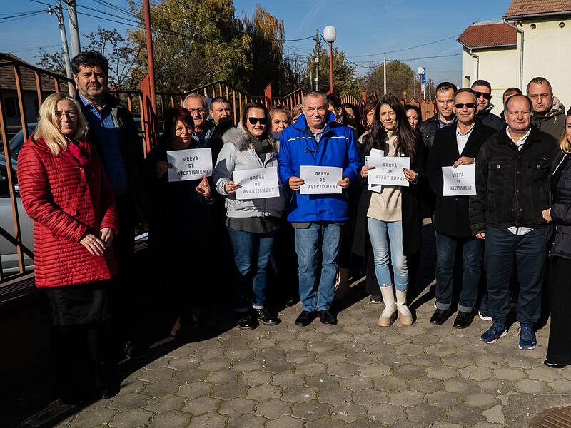 zeci de angajați ai dsvsa sibiu protestează vineri. „vrem asimilare cu apia și afir” (foto, video)