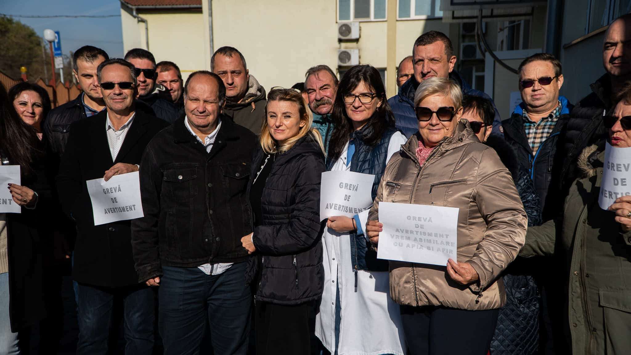 zeci de angajații ai dsvsa sibiu protestează vineri. „vrem asimilare cu apia și afir” (foto, video)