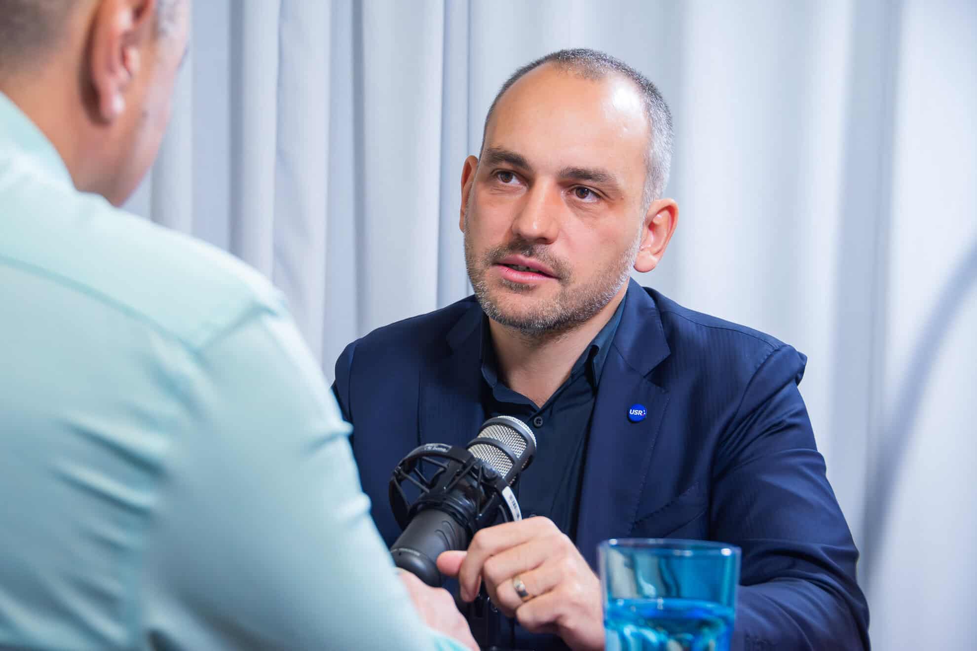 adrian echert de la usr sibiu vine joi la ”ora de politică”. candidatul pentru camera deputaților, atac direct la adresa psd și pnl