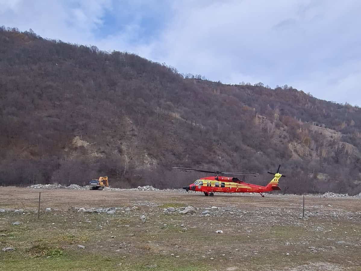 s-a extins incendiul în pădure pe valea oltului. a fost solicitat și un elicopter (video)