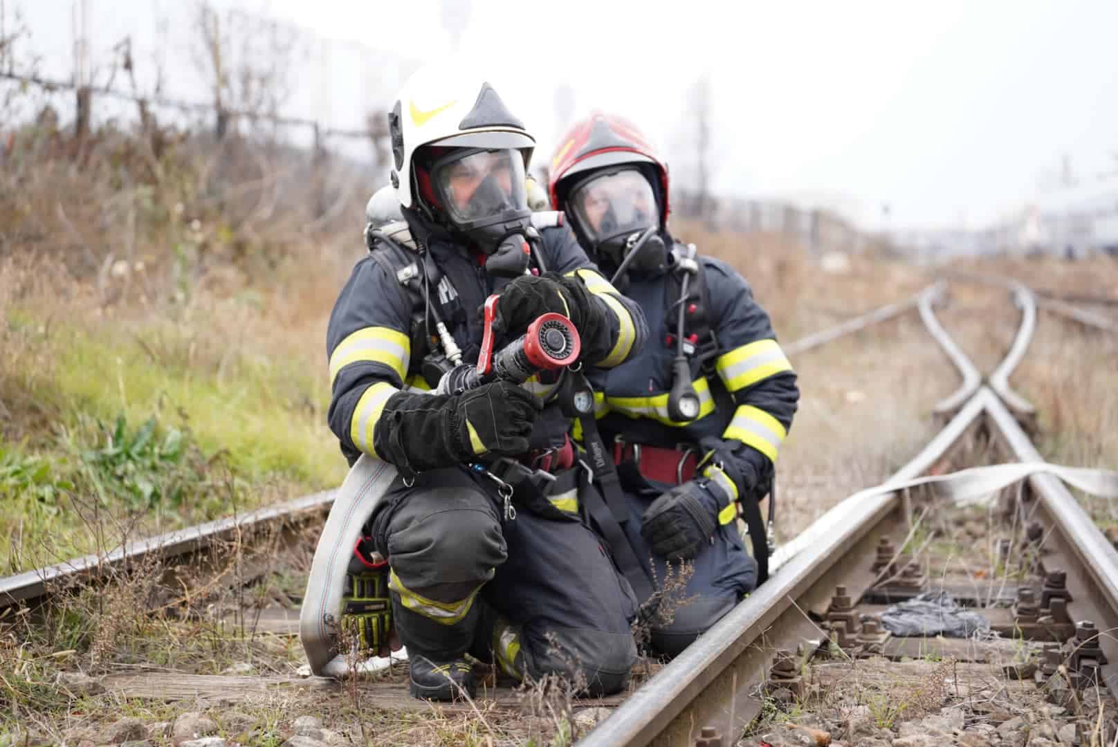 exercițiu isu de amploare la depoul cfr din sibiu. incendiu la vagoane și la o hală de reparații (foto)