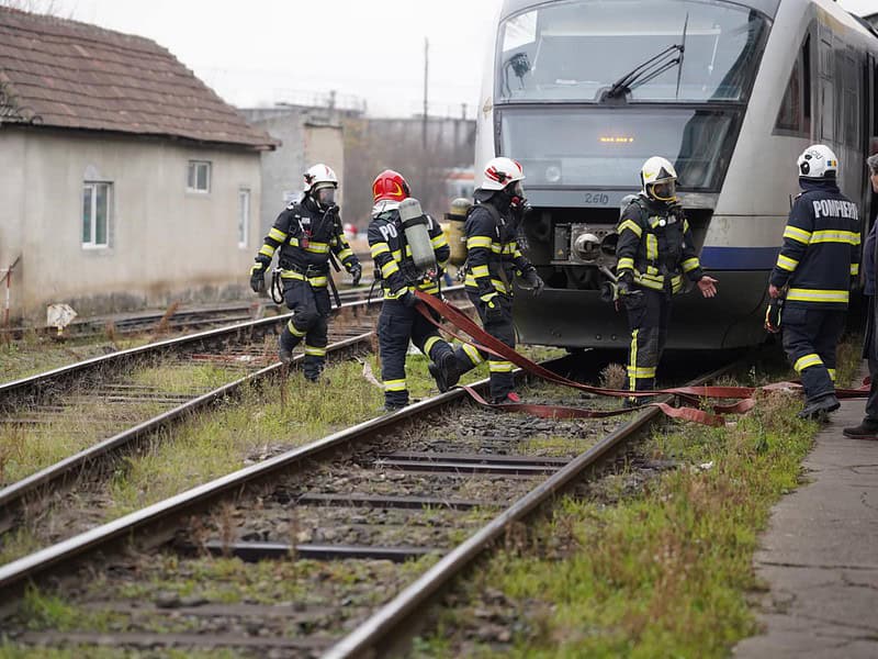 exercițiu isu de amploare la depoul cfr din sibiu. incendiu la vagoane și la o hală de reparații (foto)