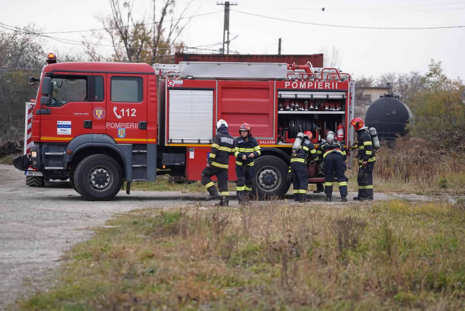 exercițiu isu de amploare la depoul cfr din sibiu. incendiu la vagoane și la o hală de reparații (foto)