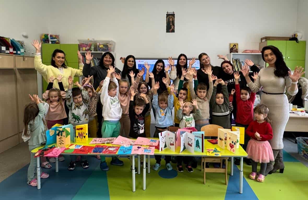 copiii de la grădinița șura mică au făurit felicitări de crăciun pentru micuții bolnavi de cancer