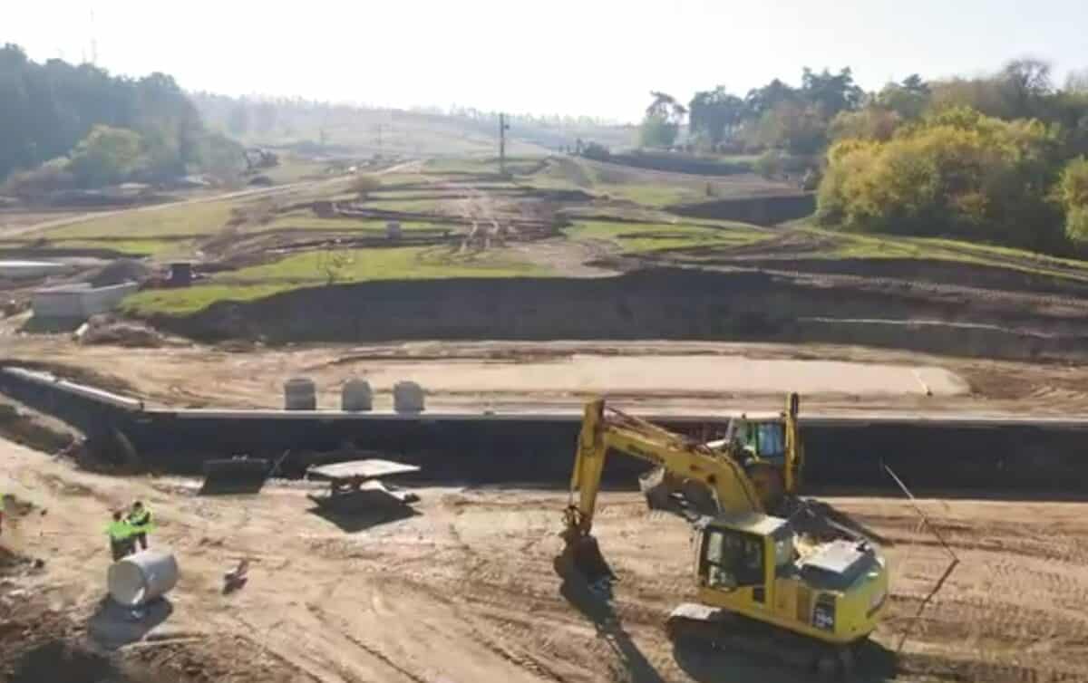 Stadiul lucrărilor de la Gușterland. Se lucrează la drumuri și fundații (video)