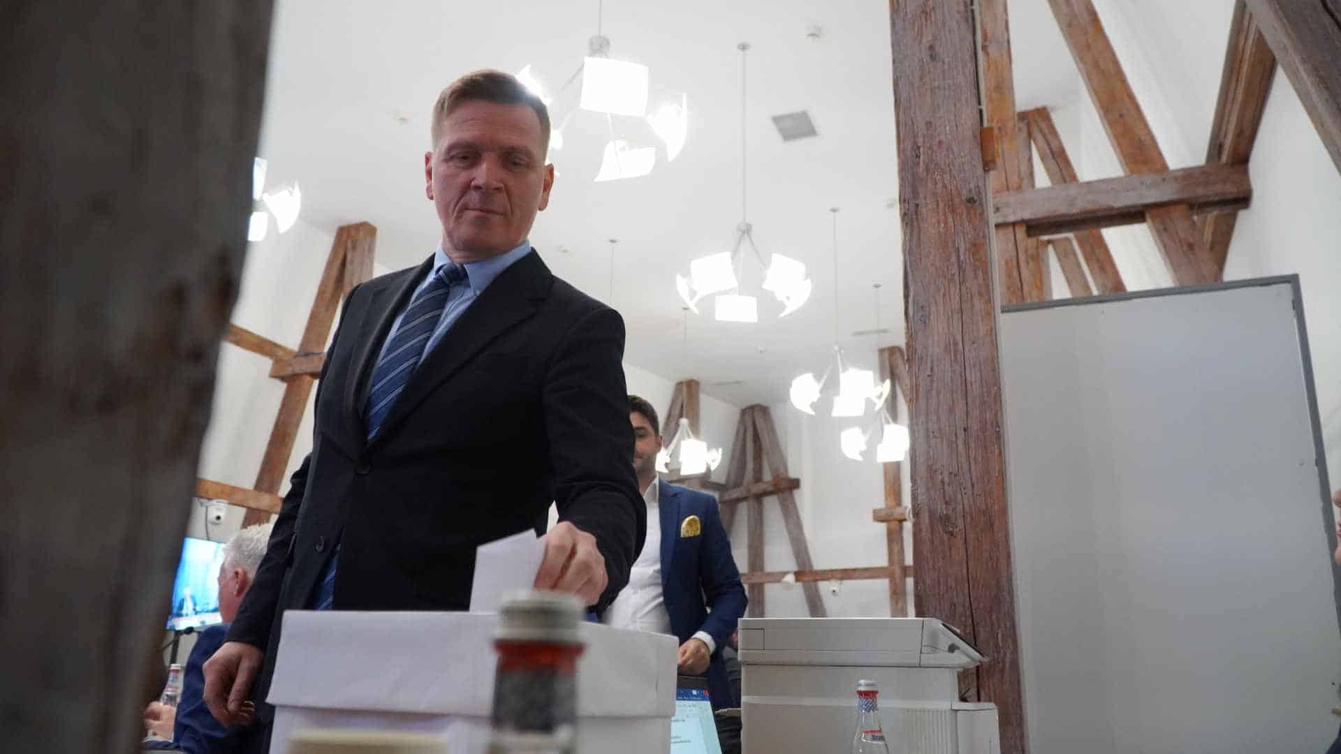 boicot la ședința pentru alegerea viceprimarilor sibiului. usr și psd s-au abținut la vot, iar consilierii aur au părăsit sala (foto)