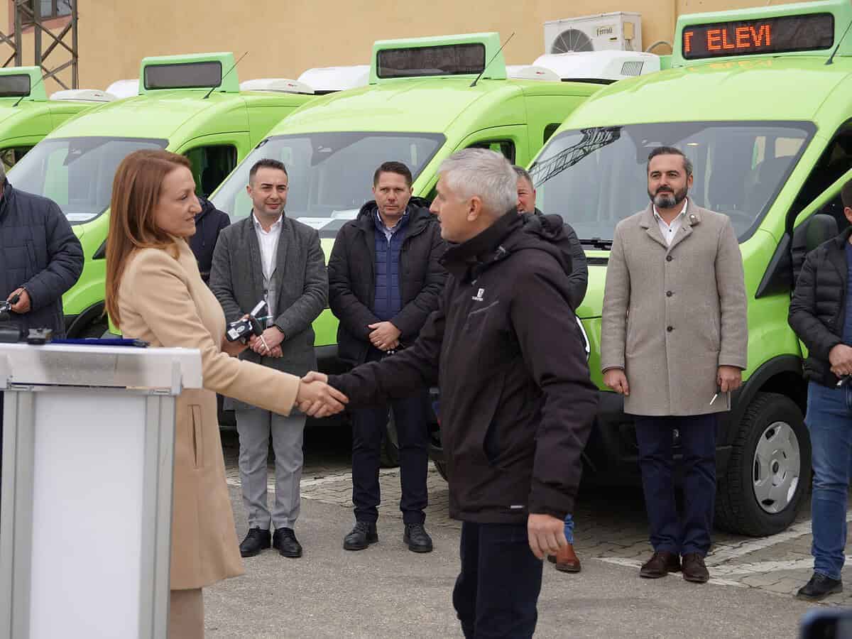 consiliul județean sibiu a distribuit microbuzele școlare electrice locuri achiziționate prin fonduri nerambursabile (foto)