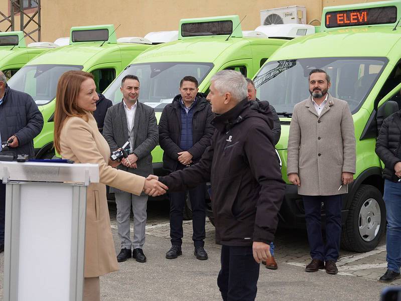 consiliul județean sibiu a distribuit microbuzele școlare electrice locuri achiziționate prin fonduri nerambursabile (foto)