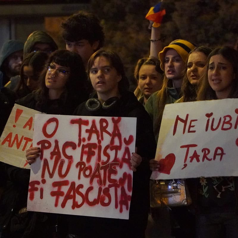 Tinerii au protestat la Sibiu împotriva lui Călin Georgescu, iar vârstnicii i-au susținut: „Pune în pericol libertatea” (video, foto)